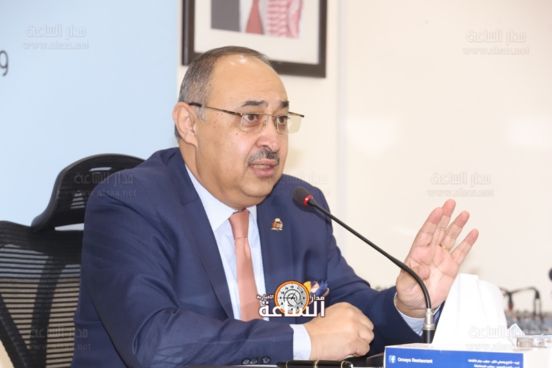 وزير الإعلام يدفع بتعيين سبعيني رئيسا