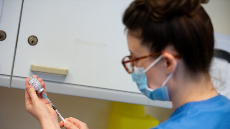 بريطانيا تشرع بتجريب مزج لقاحي كورونا