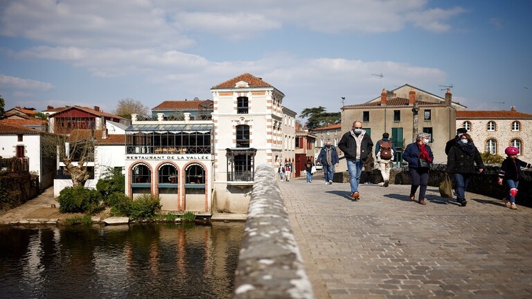 فرنسا تسجل انخفاضا في إصابات كورونا