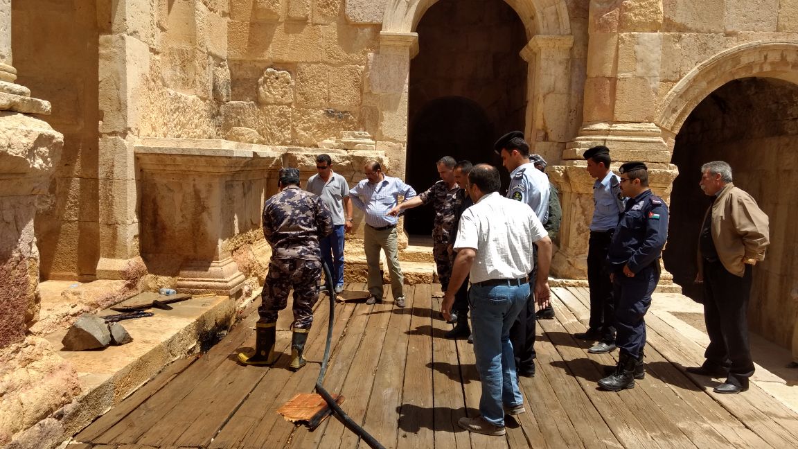 حريق يأتي على جزء من المسرح