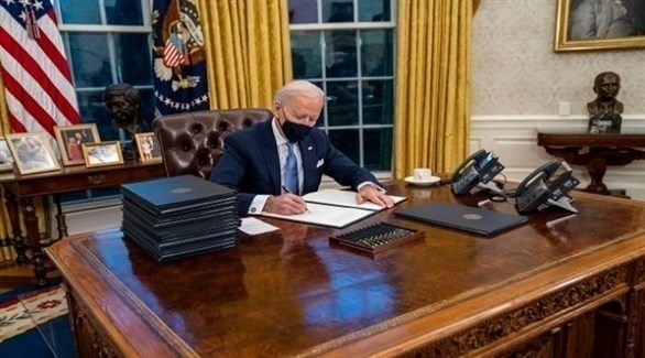 بايدن يبقي على نظام ترامب لدخول