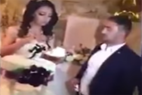 بالفيديو: تصرف غريب ومحرج من عريس