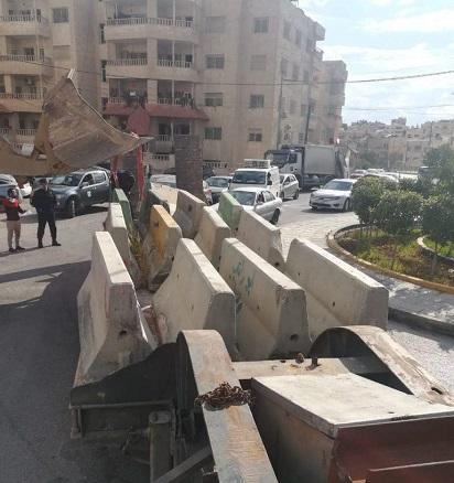 نقاط غلق بالحواجز الاسمنتية في معان