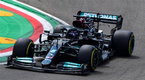 لفة مذهلة تقترب بهاميلتون من مركز