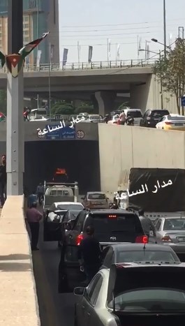 حريق سيارة داخل نفق العبدلي (فيديو)