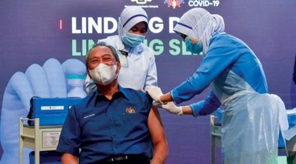 ماليزيا تبدأ في تطعيم كبار السن