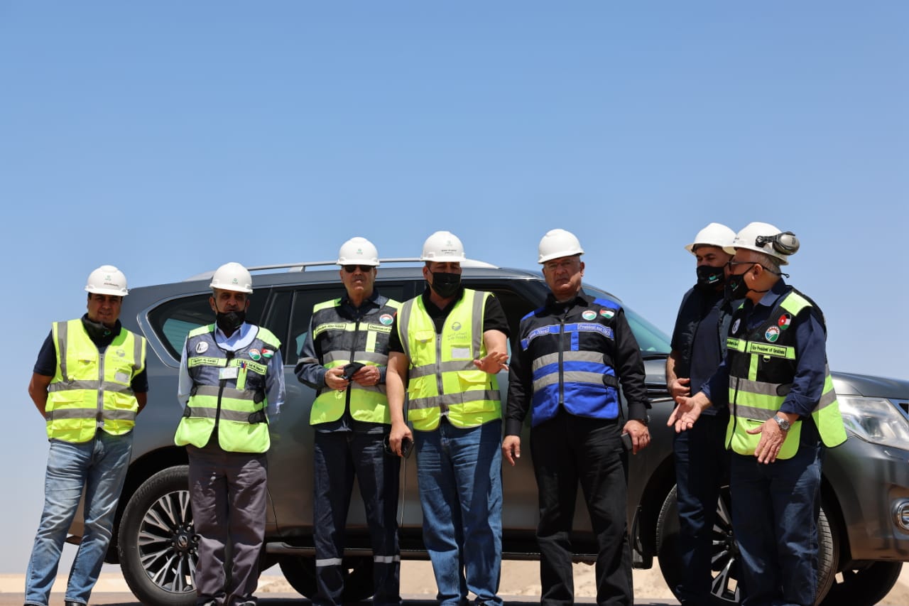 أبو هديب يفتتح العيادة الطبية في