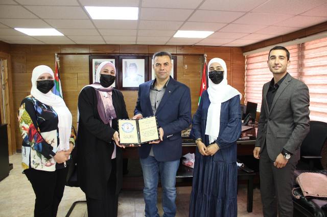 مدارس الجامعة الأولى تكرم مركز السلم