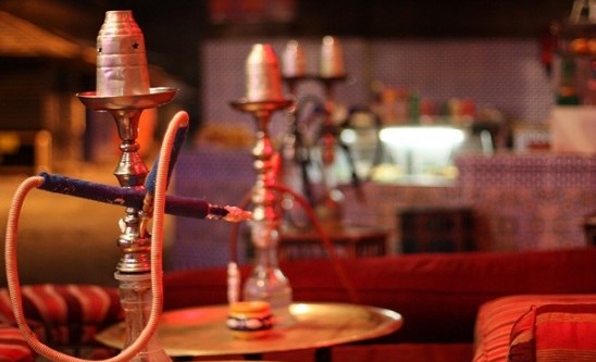 كوفي شوب بالرابية يستقبل الزبائن ويقدم