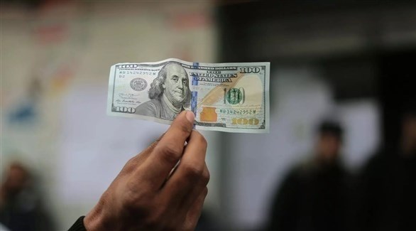 الدولار يعاني للتعافي من أدنى مستوى