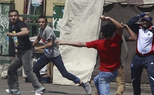 نساء يشتركن في مشاجرة بالحجارة في