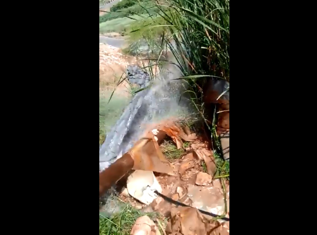 المياه: الخط يمر بين جبلين ضيقين