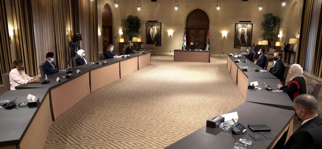 الملك يثني على جهود متطوعين ورياديين