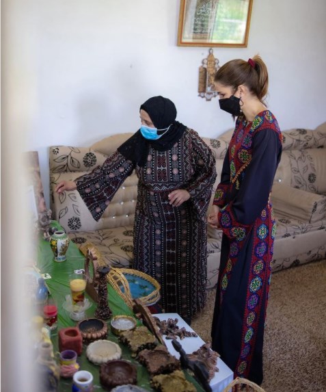 الملكة رانيا تزور جمعية سيدات اليسرى