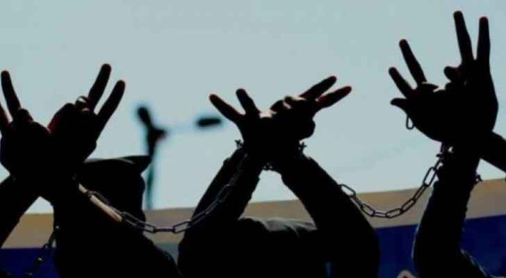 الاسرى يعلقون اضرابهم