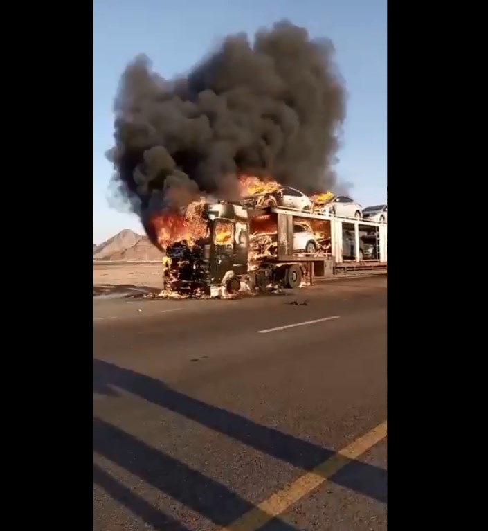 حريق شاحنة و4 سيارات بطريق وادي