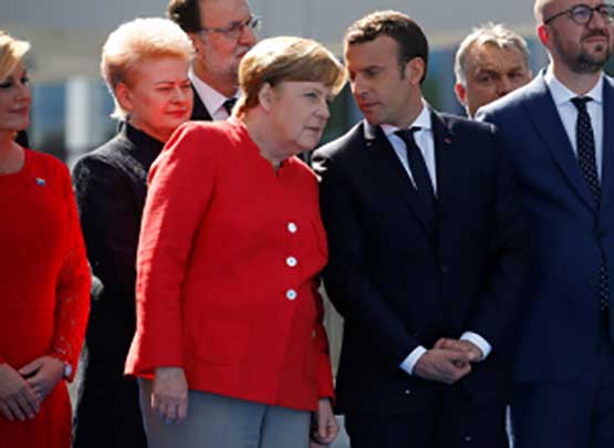 شاهد.. ماكرون يتجاوز ترامب ليحتضن ميركل..