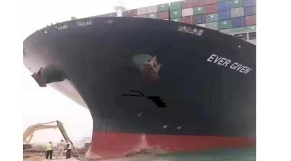 السماح لـ 3 من طاقم سفينة