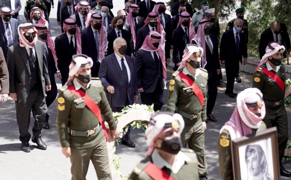 الملك يشارك في تشييع جثمان الأمير