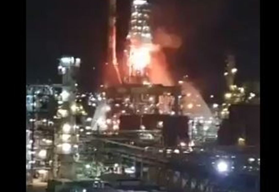 بالفيديو.. حريق كبير داخل مصافي النفط