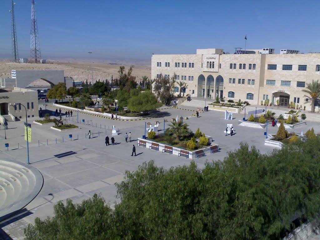 جامعة الزرقاء تهنئ بعيد العمال