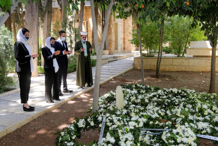 الأميرة بسمة تزور ضريح الامير الراحل