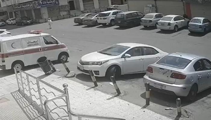 طار في الهواء.. فيديو مروّع لسيارة