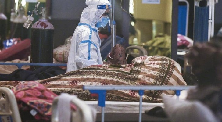 إصابات كورونا اليومية تلامس الـ400 ألف