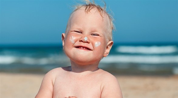 أشعة الشمس الشديدة تصيب عيون الطفل