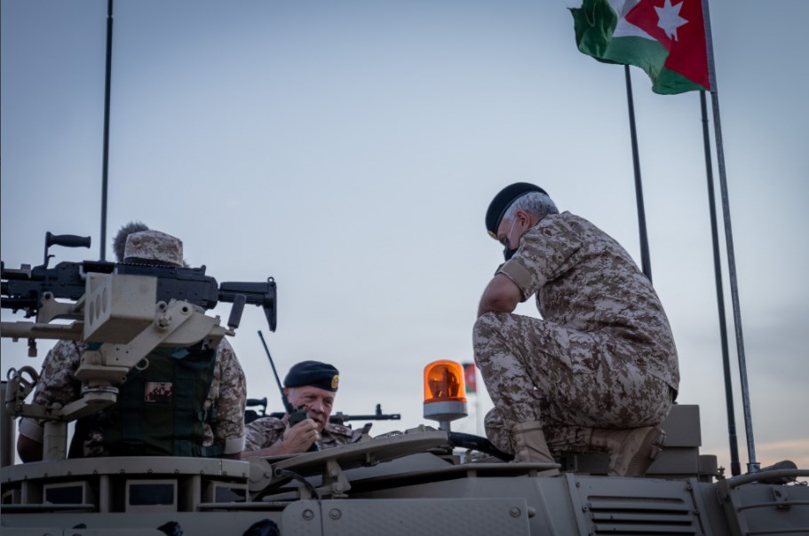 رسائل الملك من فوق الدبابة