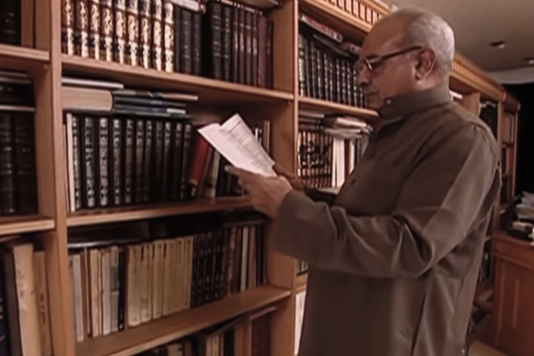 كان يطالع ويكتب 18 ساعة وفضل