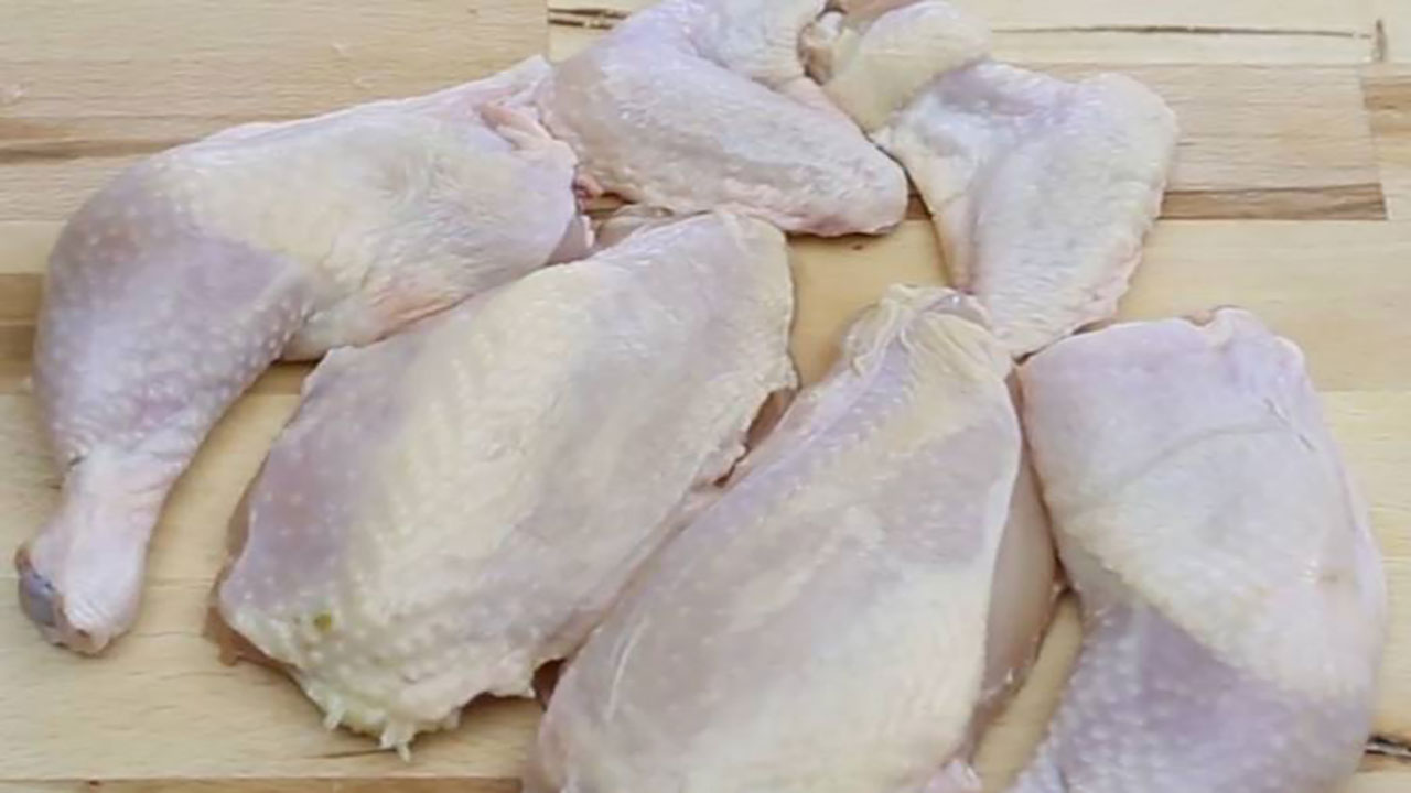 دجاجة مقطعة تهاجم فتاة