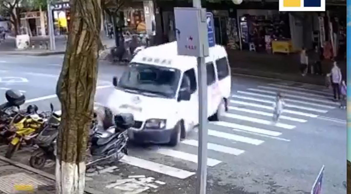 طفلة تنجو من حادث سيارة بأعجوبة