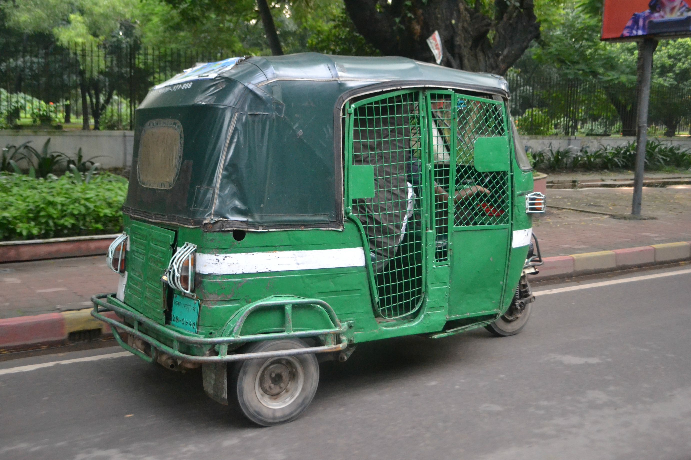 التوكتوك يتحول إلى سيارات إسعاف لنقل