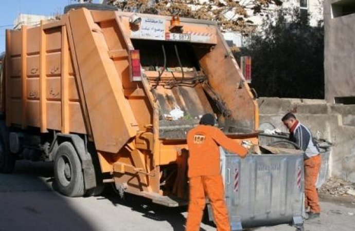 3600 طن نفايات العمانيين في أول