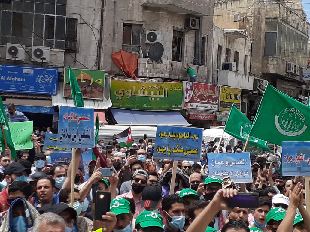 أردنيون يحتشدون أمام “الحسيني” ويطالبون الحكومة