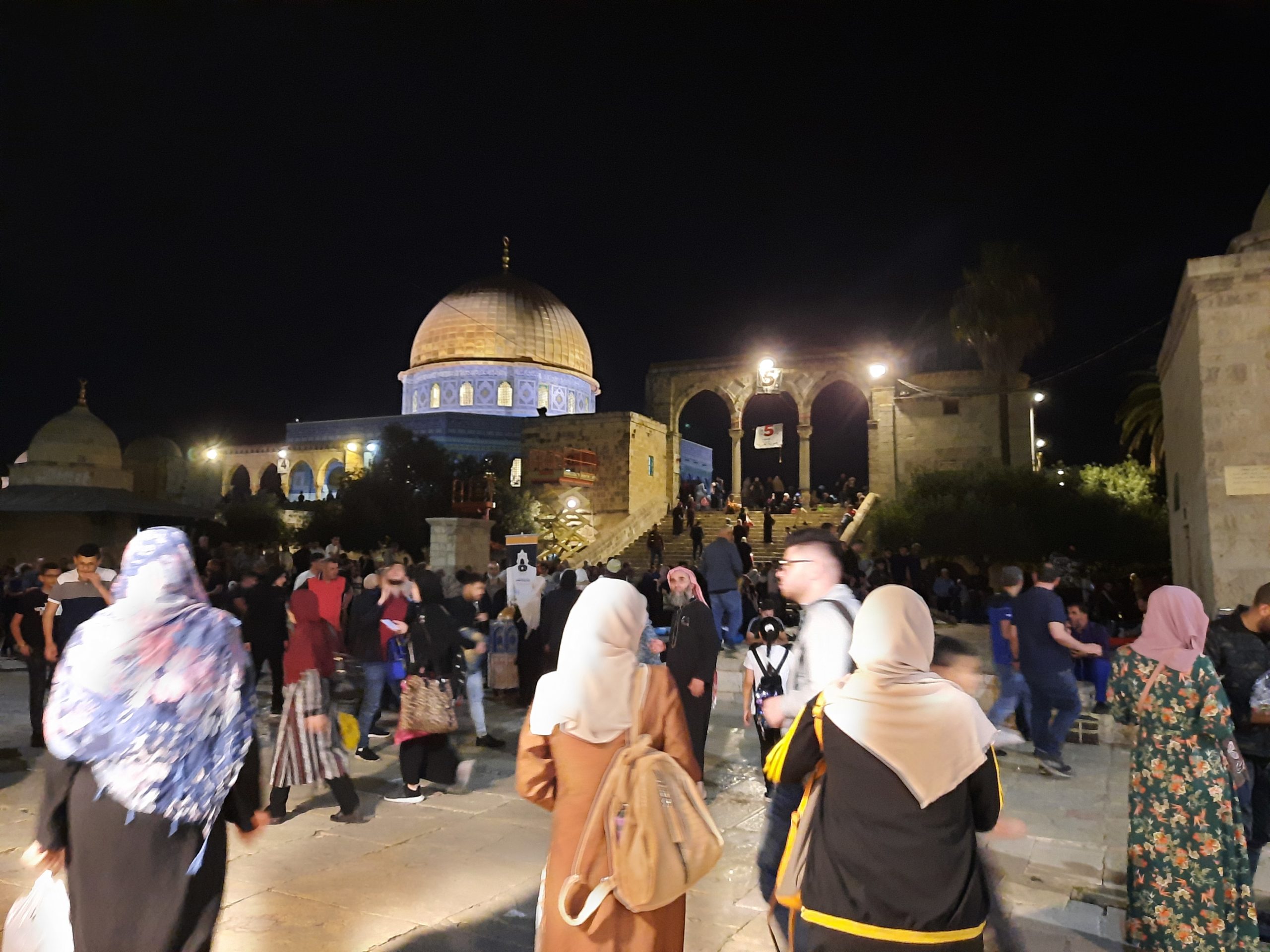 قوات العدو تغلق باب العامود وتمنع