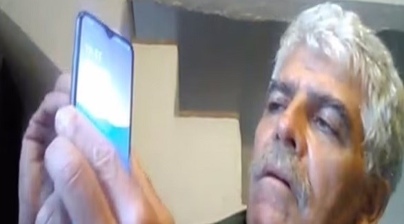 يستخدم إصبعه المقطوع لفتح هاتفه المحمول