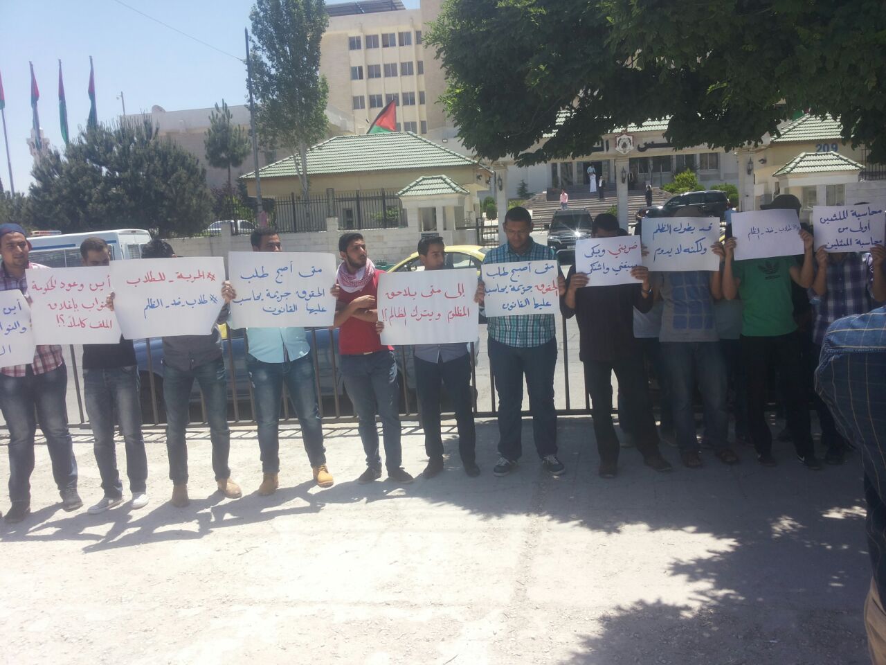 طلبة كلية ’البوليتكنيك‘ يعتصمون أمام مجلس