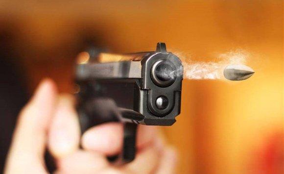 مطلوب يفتح النار على شخصين في