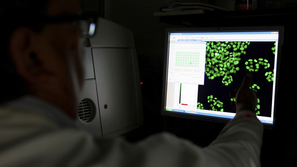 طبيب يكشف عن علامة خارجية لما