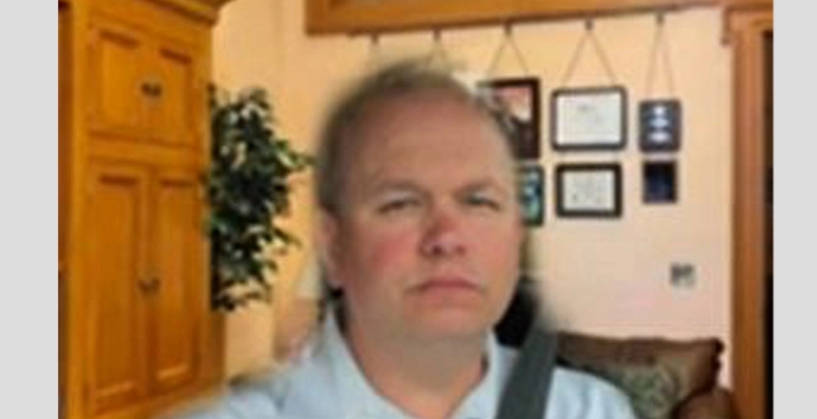 سيناتور يقع بورطة خلال اجتماع على