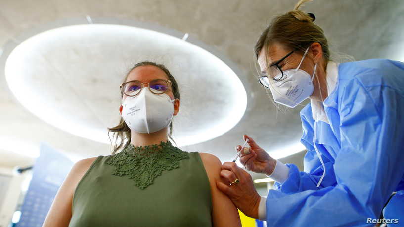 ايطاليا: ممرضة تطعم امرأة بـ6 جرعات