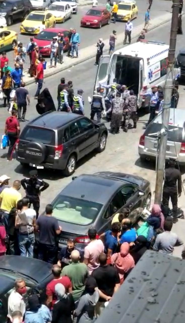 شاب يطلق النار على رأسه بالشارع