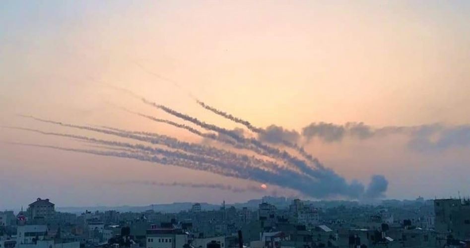 قصف تل ابيب وضواحيها بـ130 صاروخا