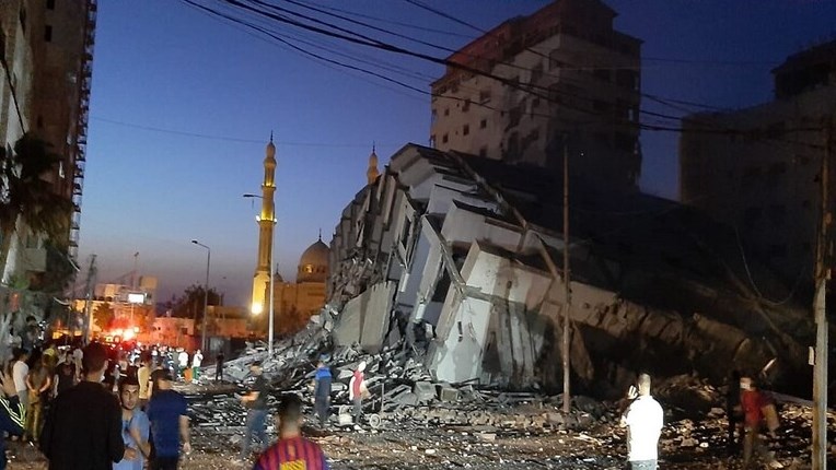 شاهد لحظة تسوية برج هنادي غرب