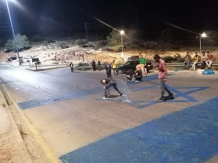 شباب قبيلة بني عباد يرسمون علم