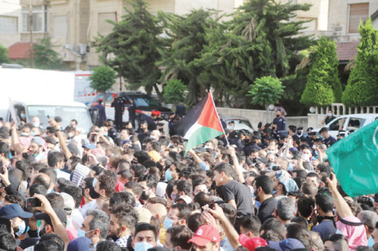 فاعليات شعبية وحزبية تنفذ وقفة تضامنية