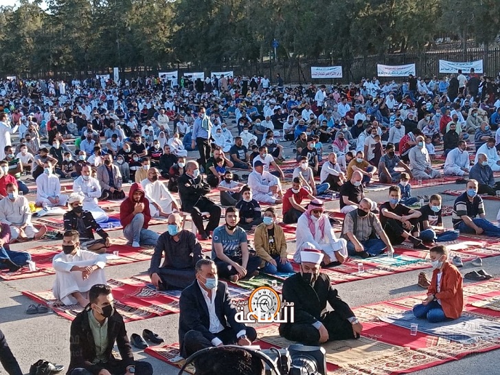 الأردنيون يؤدون صلاة عيد الفطر وسط