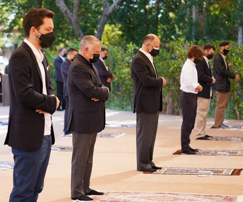 الملك وولي العهد يؤديان صلاة عيد